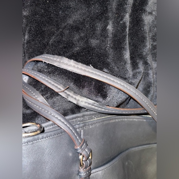 Coach Black Leather Shoulder Bag with Timeless Design - Picture 8 of 16